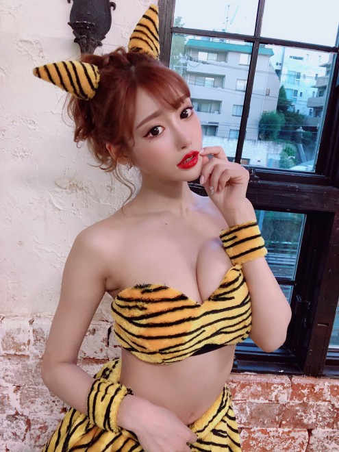 ���ЃA�p�����u�����h�uwhip bunny�v�Ő����≺�����v���f���[�X���Ă��閾���ԃL����