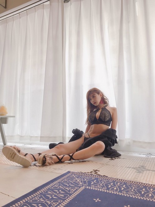 ���ЃA�p�����u�����h�uwhip bunny�v�Ő����≺�����v���f���[�X���Ă��閾���ԃL����