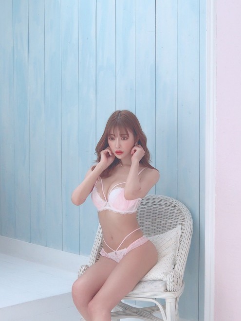 ���ЃA�p�����u�����h�uwhip bunny�v�Ő����≺�����v���f���[�X���Ă��閾���ԃL����