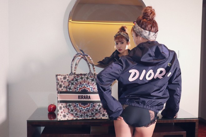 ���ЃA�p�����u�����h�uwhip bunny�v�Ő����≺�����v���f���[�X���Ă��閾���ԃL����