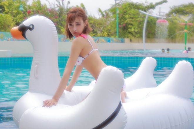 ���ЃA�p�����u�����h�uwhip bunny�v�Ő����≺�����v���f���[�X���Ă��閾���ԃL����