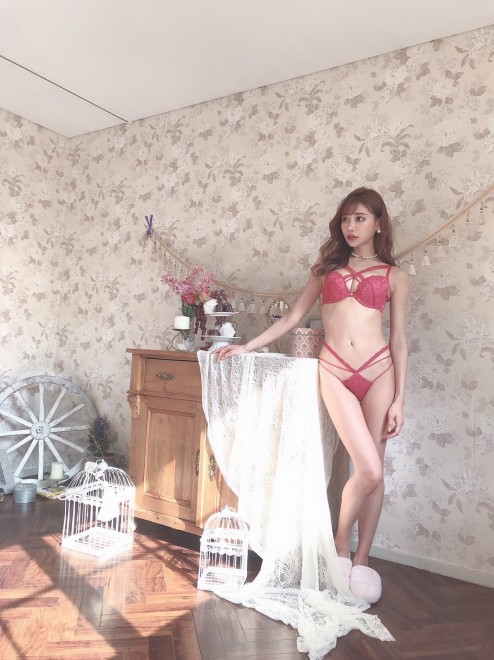 ���ЃA�p�����u�����h�uwhip bunny�v�Ő����≺�����v���f���[�X���Ă��閾���ԃL����