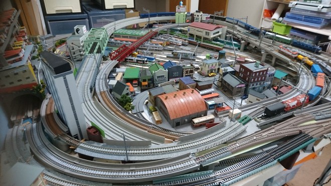 高密度の線路に工場夜景…“ちょっとした違和感”が注目されるジオラマの