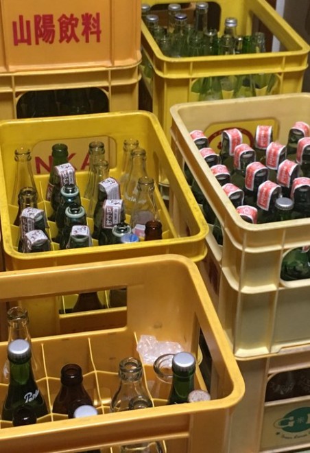 18歳の大学生が“レトロ瓶”コレクターになったワケ 今に伝えるべき昭和の風情「リタ瓶がエコであることを見直すきっかけに」 | ORICON NEWS