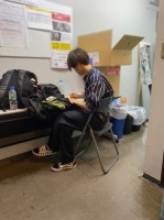 「ライブ前も何かを必死に書いている颯。いつも考えの斜め上を行っているので、颯の考えは勉強になります」／Photo by 八村倫太郎