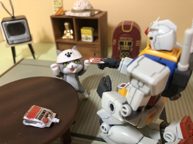 茶の間で新聞 って親父かよっ モデラー描くガンダムの 人間らしい 生活 カッコイイだけがガンプラじゃない Oricon News