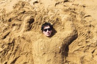 砂に埋められるマッチョ