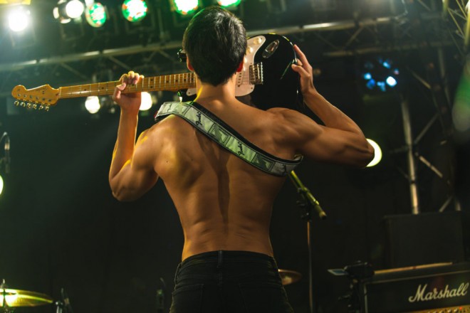 ���ŃM�^�[��e���}�b�`��