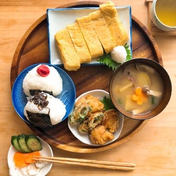 ふわふわの出し巻き卵に梅おにぎり 男子大学生が自炊した 理想の朝ご飯 に 食べたら一日頑張れそう Oricon News