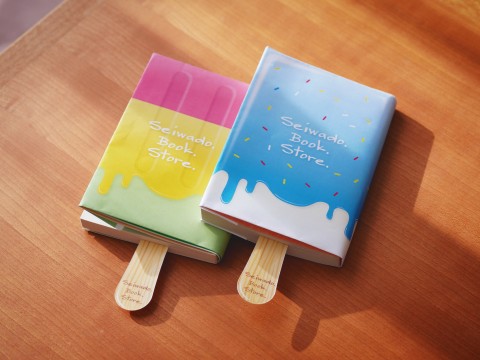 アイスキャンディのブックカバーは、アイスの持ち手がしおりに (c)正和堂書店