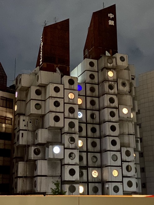 老朽化による解体危機 奇抜な建物以上に独特な生活スタイルがやみつきに 昭和の珍建築 中銀カプセルタワーが50年愛された理由 Oricon News
