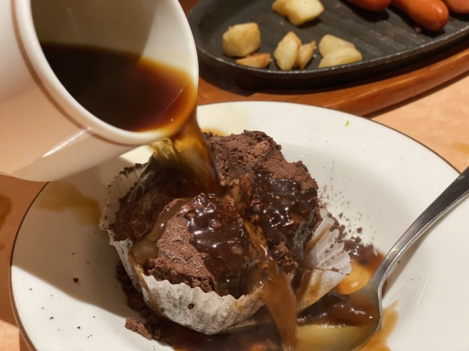 gtACX̐^񒆂ɍɃGXvb\𒍓ƁuAtHK[gv̏oオ