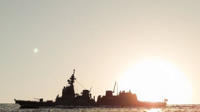 夕陽を背に母港への帰路につく“リアルすぎる”艦船ジオラマが話題 夕陽を背に母港への帰路につく“リアルすぎる”艦船ジオラマが話題