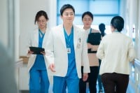 Netflixオリジナルシリーズ『賢い医師生活』シーズン1〜2独占配信中