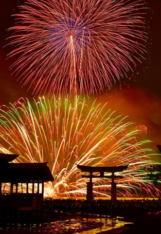 画像まとめ 幻想的な風景が魅力 宮島水中花火大会フォトギャラリー Oricon News