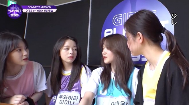 TWICE�wYES or YES�x��I��2�g�̑Ό��̖͗l