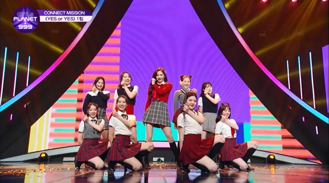 TWICE�wYES or YES�x��I��2�g�̑Ό��̖͗l