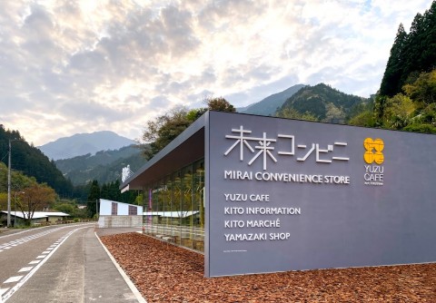 �����R���r�j�̊O�� �ʐ^�񋟁F�����R���r�j�^KITO DESIGN HOLDINGS