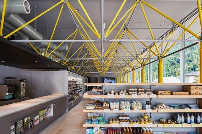 �����R���r�j�̓X���̗l�q�A���i�I���ʏ�����Ⴍ�ݒu����q�ǂ��⍂��҂���Ɏ��₷���݌v�ɂȂ��Ă��� �ʐ^�񋟁F�����R���r�j�^KITO DESIGN HOLDINGS