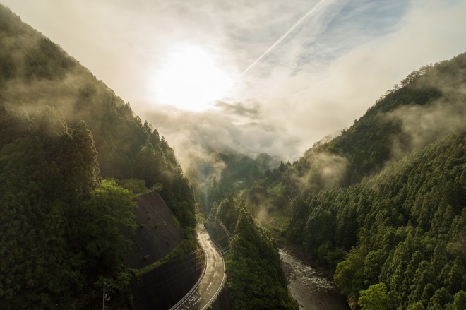 �ؓ��n��̕��i�B�t�߂ɂ͐����{�łQ�Ԗڂɍ����R�u���R�v�ȂǎR�X���A�ˁA�l���̃`�x�b�g�Ƃ��Ă΂�鎩�R�L���Ȓn�� �ʐ^�񋟁F�����R���r�j�^KITO DESIGN HOLDINGS