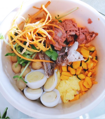 専用の餌はないので体重や健康状態をチェックしながら用意している 画像提供：@vanilla_crow