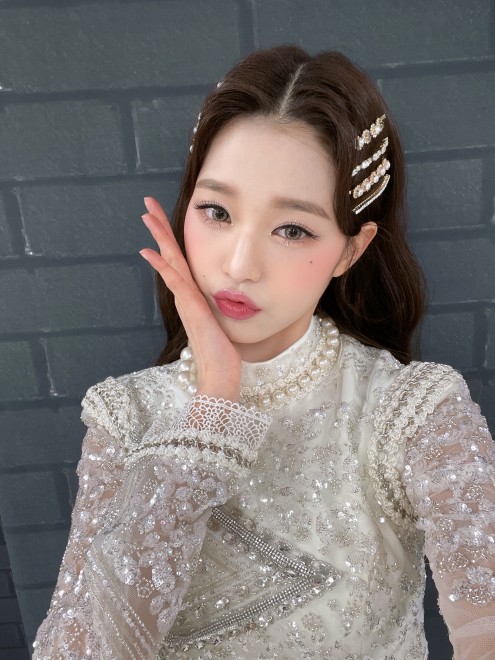 IVE�E�E�H�j�����̃Z���J�V���b�g �i�񋟁FSTARSHIP ENTERTAINMENT�j