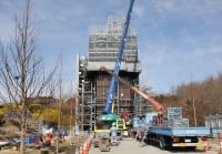 建設途中の「青春の丘」エレベーター塔（C）2022 Studio Ghibli