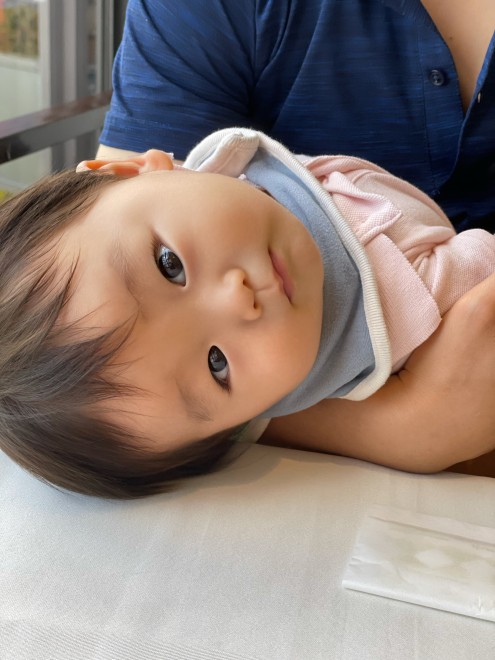 天使キッズ なんだこのチクチクは 初めて 芝生 に降り立った赤ちゃんの反応に370万再生 足浮かせちゃうの可愛い 2ページ目 Oricon News