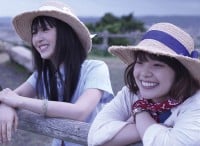 岸井ゆきの＆浜辺美波が親友役を演じた映画『やがて海へ届く』