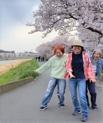 強風に負けずbts踊る おばあちゃん3人組に560万再生 最高にかっちょええ 人生楽しんだもん勝ち Oricon News
