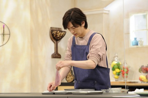 料理初心者ながら1日10本撮りの撮影に挑むDAIGO 画像提供：ABCテレビ