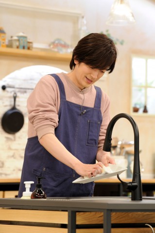 皿洗いも自ら行うDAIGO 画像提供：ABCテレビ