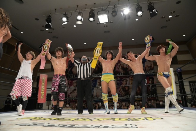 DDTプロレス 交差する熱波 サウナカミーナ 集合アクリルスタンド DDT プロレスのイケメンサウナ好きレスラーユニット