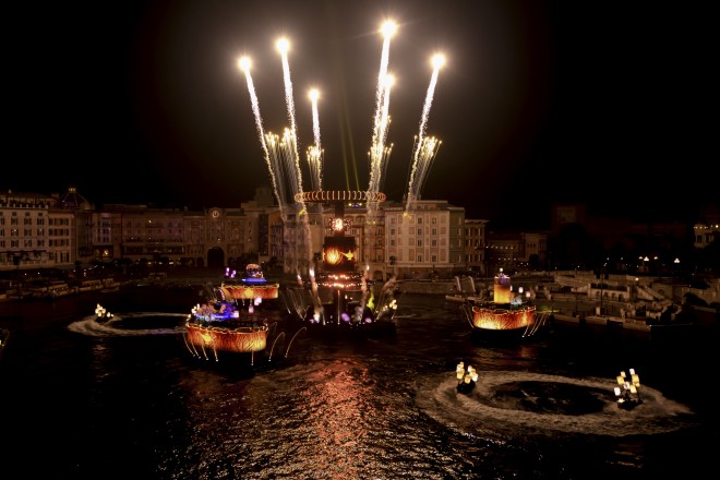 �f�B�Y�j�[�f��w���g���E�}�[���C�h�x���w���̏�̃��v���c�F���x���w�A���W���x�̃p�[�g