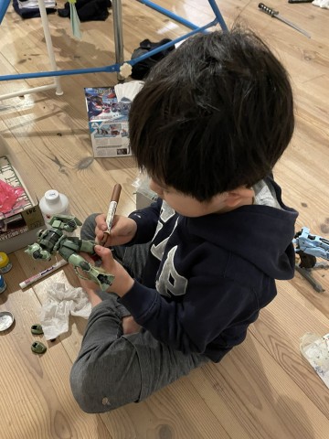 BB58氏の息子・ぷーすけ君の制作風景 画像提供／BB58氏　（C）創通・サンライズ