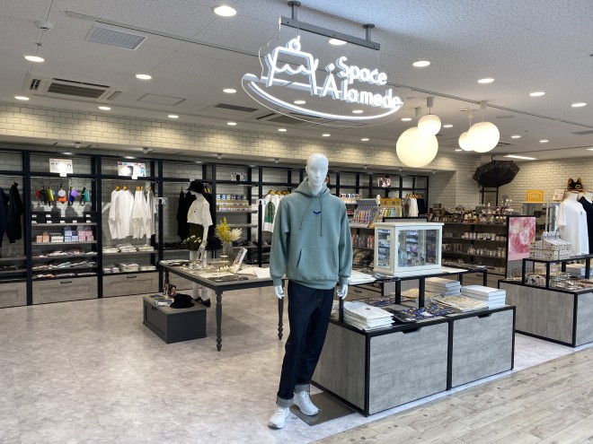 4�K�ɂ̓A�j����i�ƃR���{�����A�p�����G�݂�W�J����uSpace A la mode�v��V��