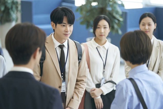 �w�������̐l�����[�X�x�f�B�Y�j�[�v���X �X�^�[�ɂēƐ�z�M�� �iC)2023 Disney and its related entities