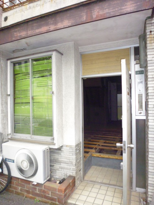 3AȂؑ̐^񒆂ɂ󂫉ƁB1K͓X܁A2K͏ZBisj