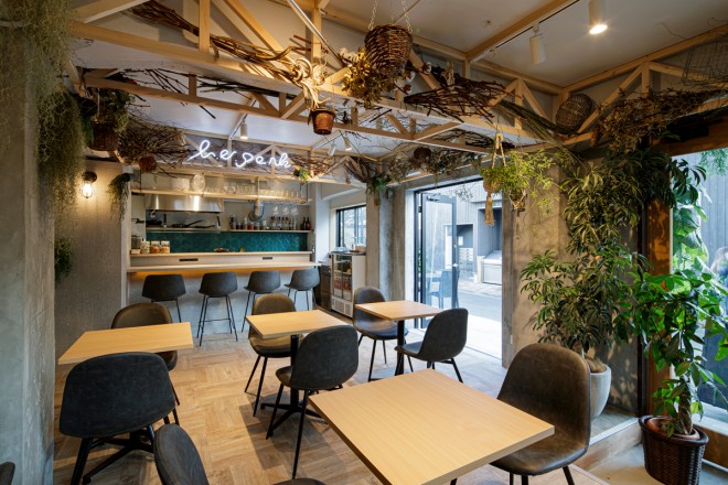 1K̓JtF_CjOo[ɁB{A̔̔sĂBiscJj