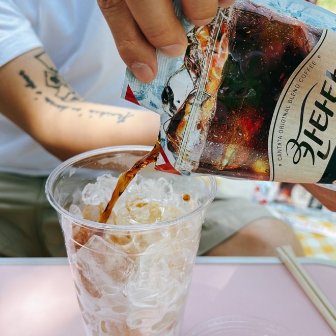 �X�̃J�b�v���p�b�N����̃h�����N�� �i�B�e�F�񖓈��q�j