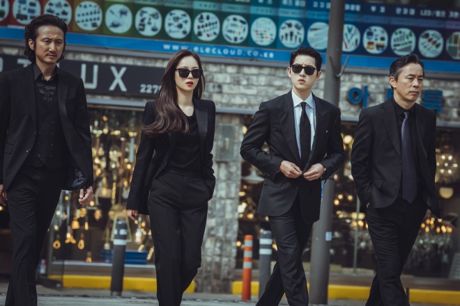 Netflix�V���[�Y�w���B���`�F���c�H�x�Ɛ�z�M�� 