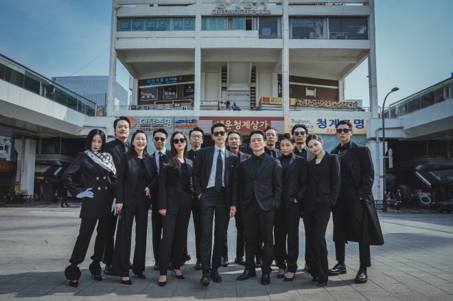 Netflix�V���[�Y�w���B���`�F���c�H�x�Ɛ�z�M�� 