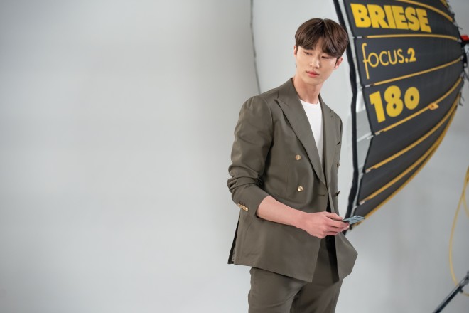 Netflix�I���W�i���V���[�Y�w�t�̋L�^�x�Ɛ�z�M�� 