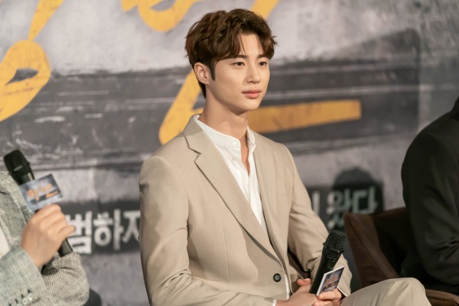 Netflix�I���W�i���V���[�Y�w�t�̋L�^�x�Ɛ�z�M�� 