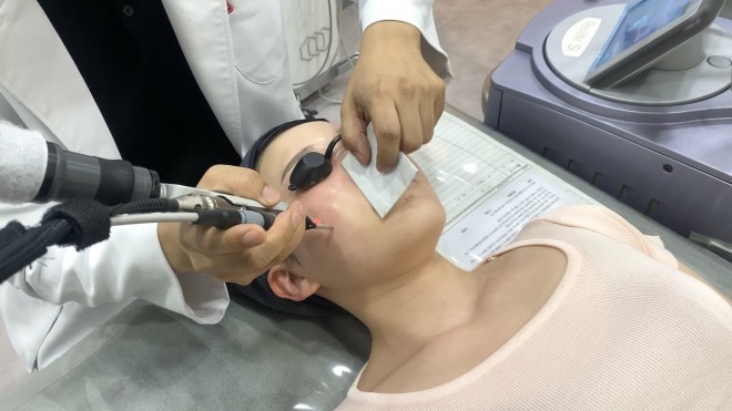 ���ǃ��[�U�[ �B�e�F��ݐ^�R