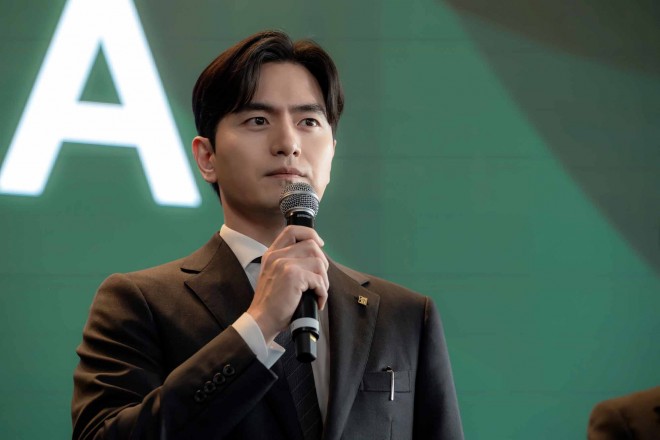 Netflix�V���[�Y�w�G�X�N���C�A: �ٌ�m�𖲌���ٌ�m�����x�Ɛ�z�M�� 