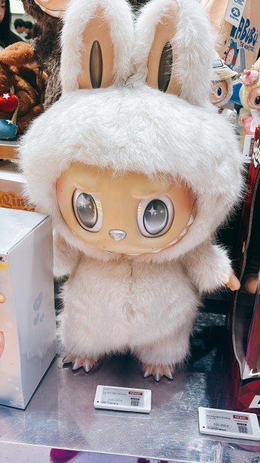 �uPOP MART�v�Ŕ����Ă��郉�u�u �i�B�e�F�񖓈��q�j