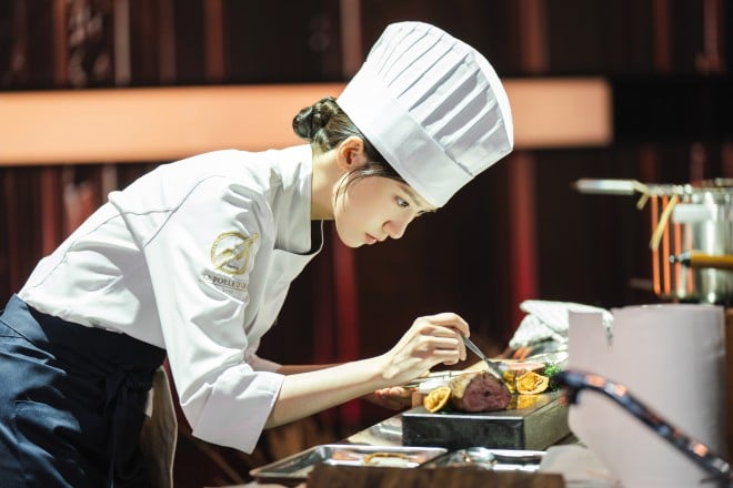 Netflix�V���[�Y�w�\�N�̃V�F�t�x�Ɛ�z�M���i�摜�񋟁F�X�^�W�I�h���S���j 