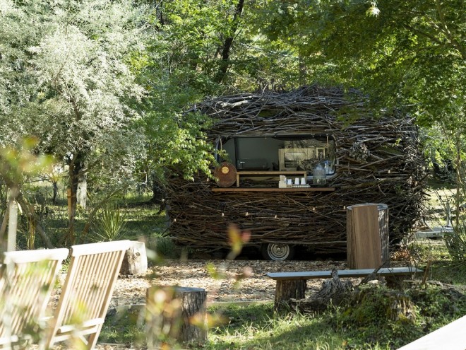 �N�����`���E�_�[�͖L���Ȋ��ň�܂ꂽ�H�ނƃ~�V�������K�C�h������X�g�����uPAGES�v�I�[�i�[�V�F�t�蓇���i���̔��z�E�Z�p���Z�������A�uCALIN CHOWDER�v���񋟂���