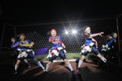 �O���E���h�Ńn�`�����`���ȓW�J��